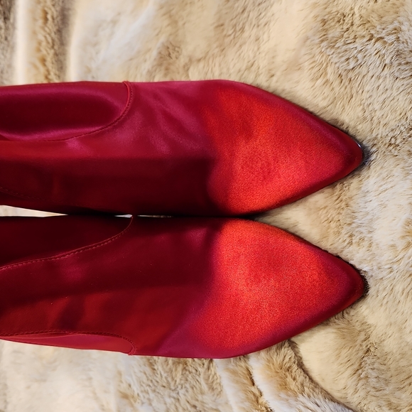Stuart Weitzman Clinger Red Satin Booties sz 7 - Picture 4 of 6